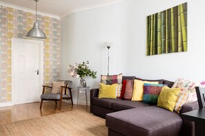 Una televisión, un reproductor de DVD, libros