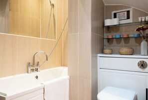 Hair dryer, towels - Marvelous 2 Bedroom 1 Bathroom Apartment in Camden Town (London)