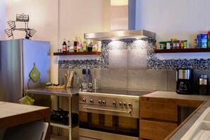 Refrigerador, microondas, horno y cafetera y tetera