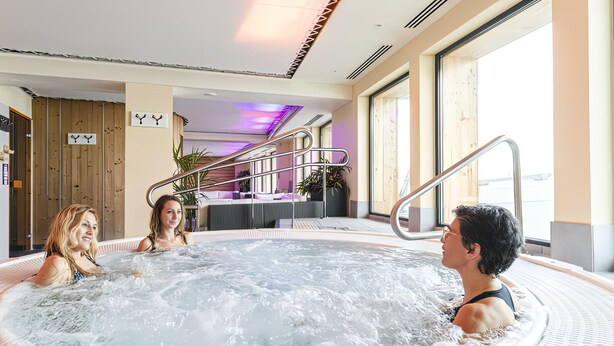 A hot tub area with a wooden wall and a staircase leading to a balcony. - Comfortable studio just a stone's throw from the slopes, perfect for skiers! - 1 bedroom (Les Belleville)