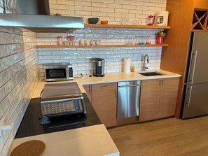 Eine moderne Küche mit Mikrowelle, Toaster, Spüle und Edelstahlgeräten.