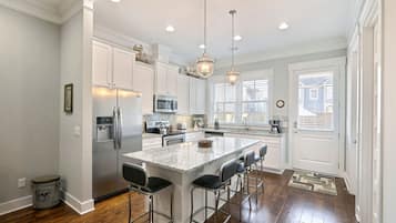 KĂŒhlschrank, Mikrowelle, Ofen, Herdplatte