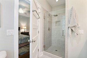 Combined shower/tub, hair dryer, towels