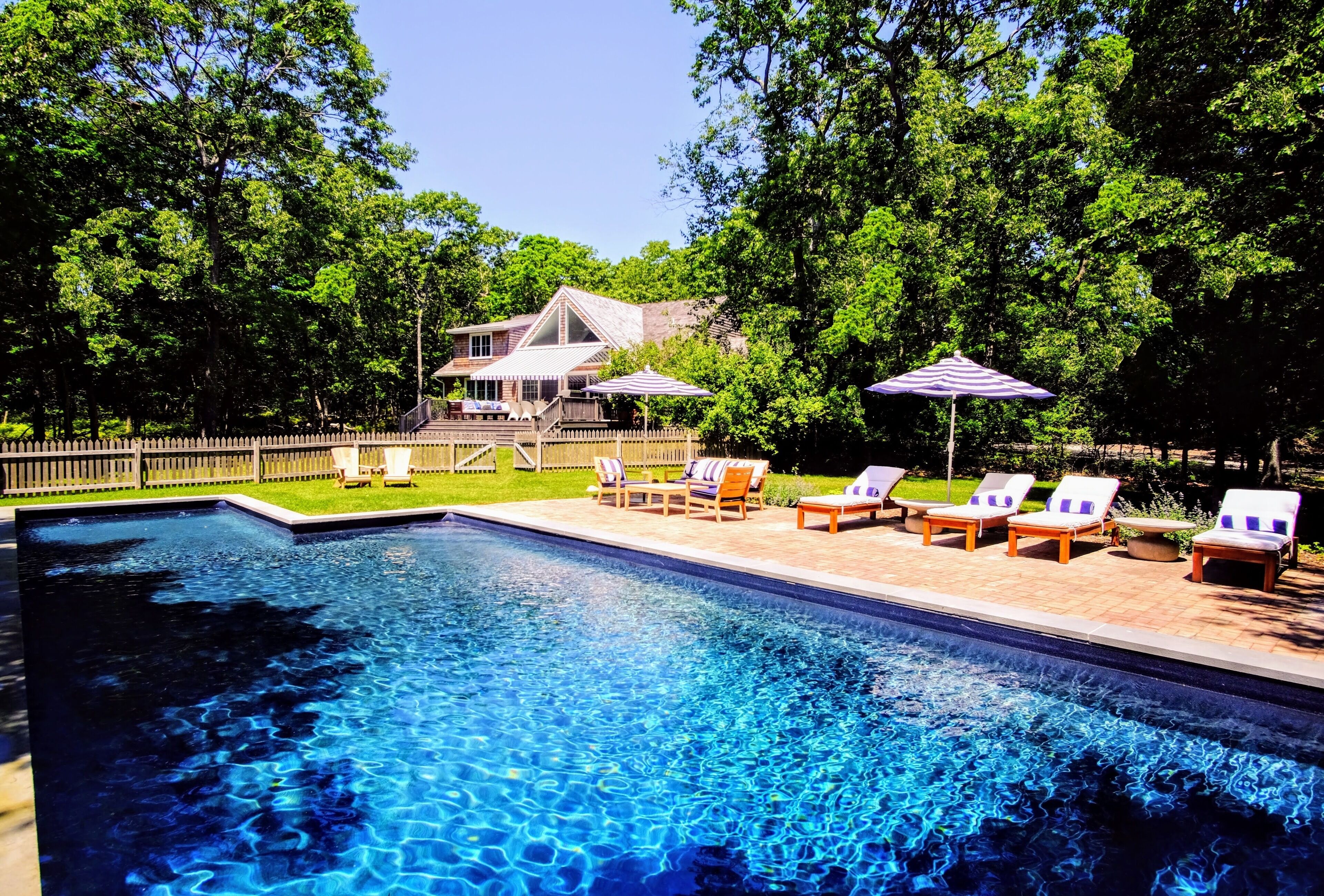 Lovely Springs Family Retreat - Pool, Deck, Yard, Finished Basement.Close to all