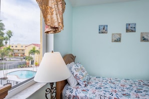 2 chambres, fer et planche à repasser, lit de bébé portatif