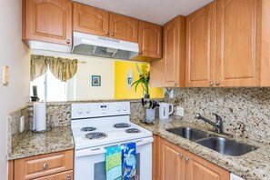 Fridge, microwave, oven, stovetop - Charming Kendall Home in Miami (Miami)