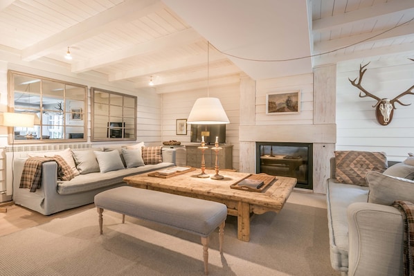 TV, fireplace, DVD player