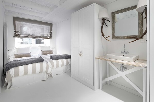 4 makuuhuonetta, silitysrauta/-lauta, ilmainen Wi-Fi, vuodevaatteet