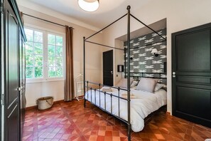 2 bedrooms, in-room safe, desk, iron/ironing board