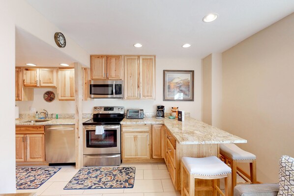 Een koelkast, een microgolfoven, een oven, een kookplaat