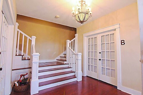 501#D - Right Downtown with Balcony/Full Kitchen!