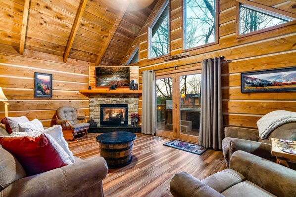 Smart TV, fireplace, video games, stereo - 300MB WIFI, A+ Location, Hot Tub, Fire Pit, Arcade (Sevierville)