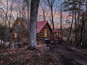 Exterior - Smokies Log Cabin, Hot Tub After Every Hike, 10 Min to Pigeon Forge & Gatlinburg (Sevierville)