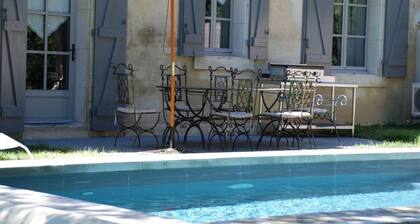 GĂźte Glycine avec piscine privative