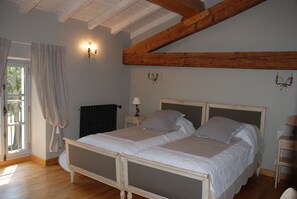 4 Schlafzimmer, Schreibtisch, Bügeleisen/Bügelbrett, Reisekinderbett