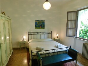 2 Schlafzimmer, Schreibtisch, Bügeleisen/Bügelbrett, Bettwäsche