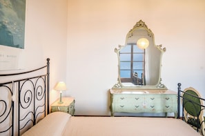 2 bedrooms, desk, iron/ironing board, bed sheets