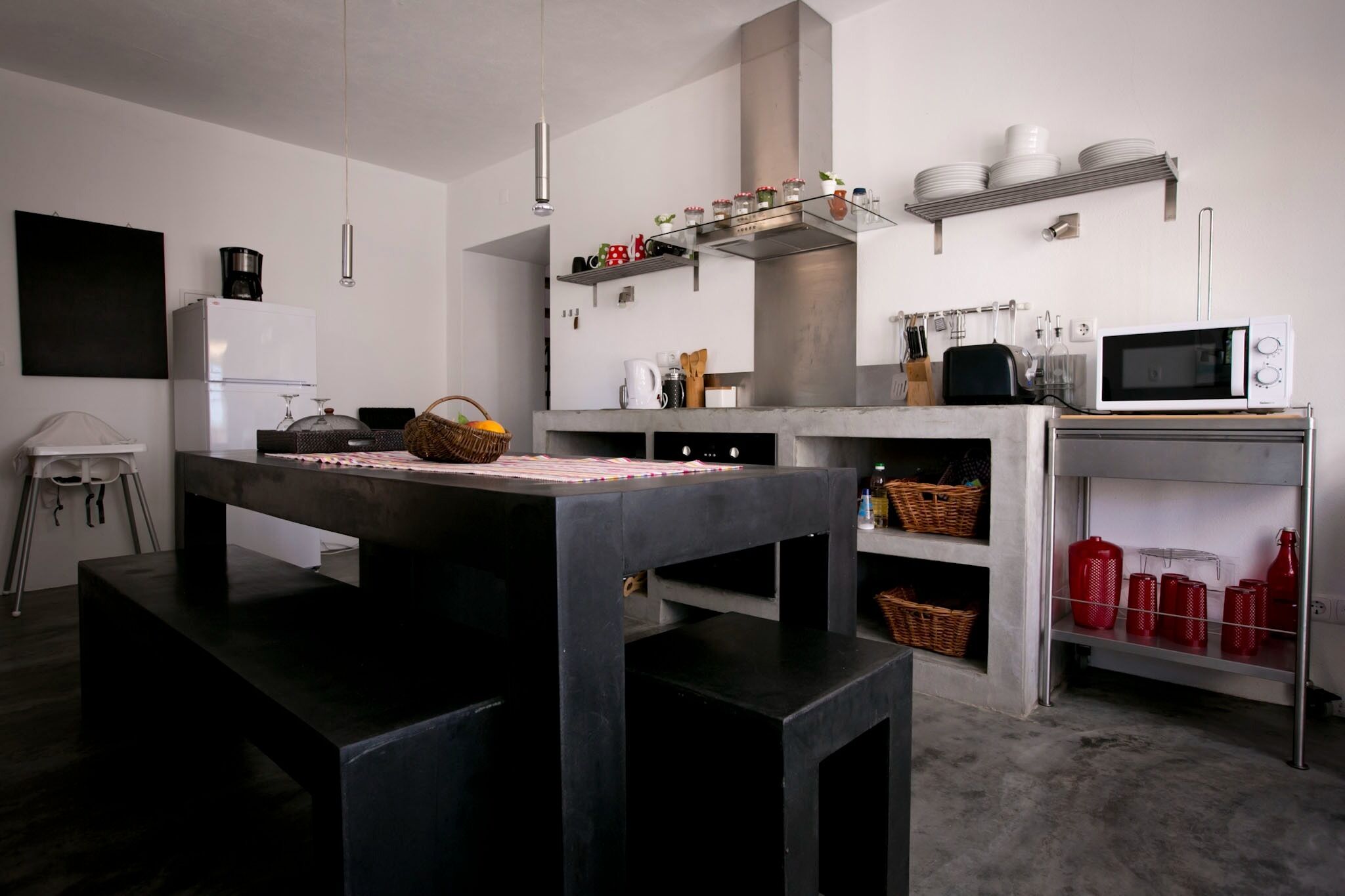 Frigorífico, microondas, horno y placa de cocina