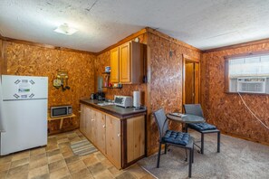 Fridge, microwave, stovetop, coffee/tea maker - Quaint Waterfront Log Cabin #2 (Yantis)