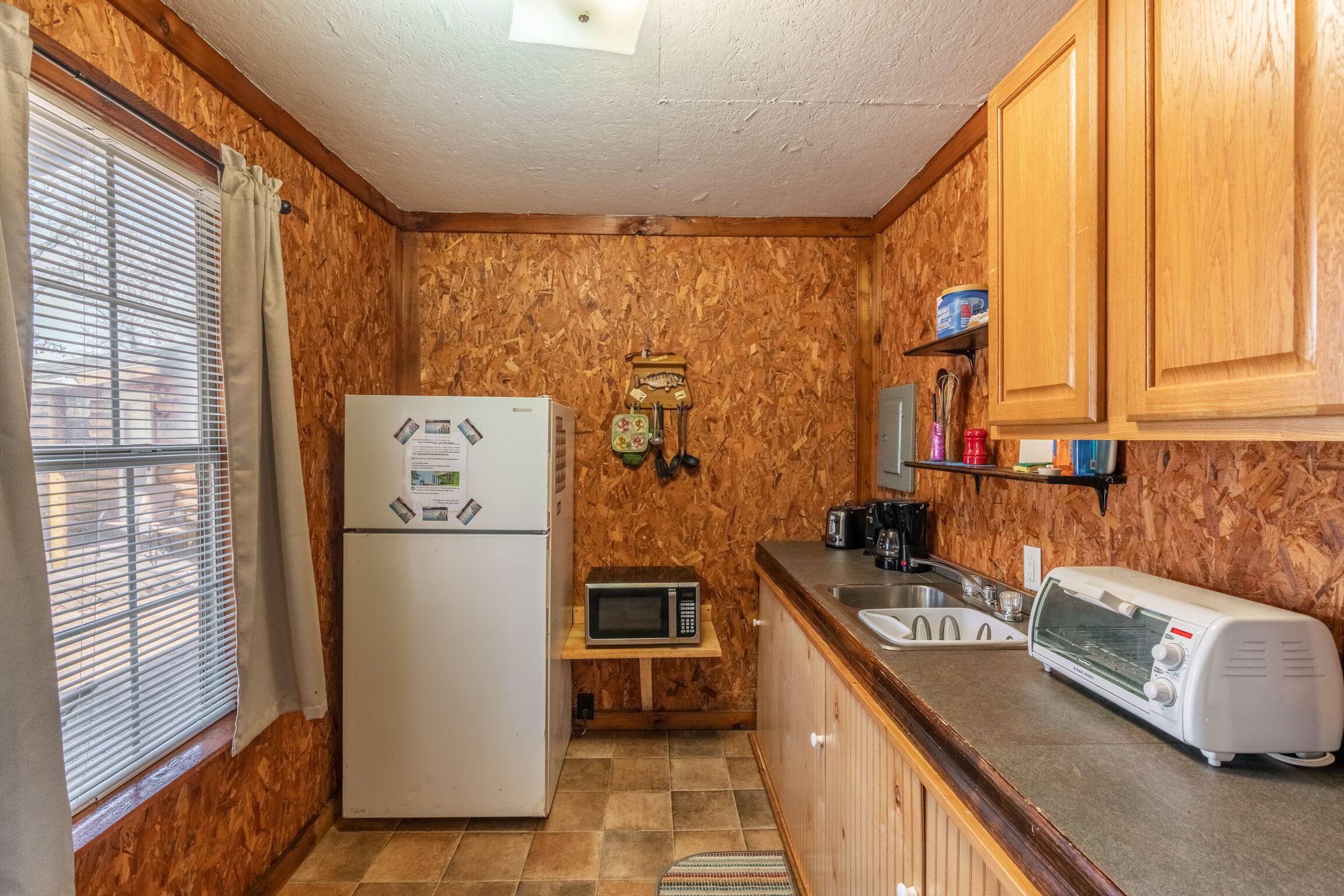 Refrigerador, microondas, parrilla de estufa y cafetera y tetera 