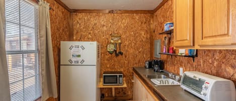 Refrigerador, microondas, parrilla de estufa y cafetera y tetera