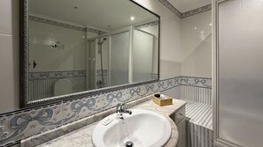 Badekar, hårføner og håndklær