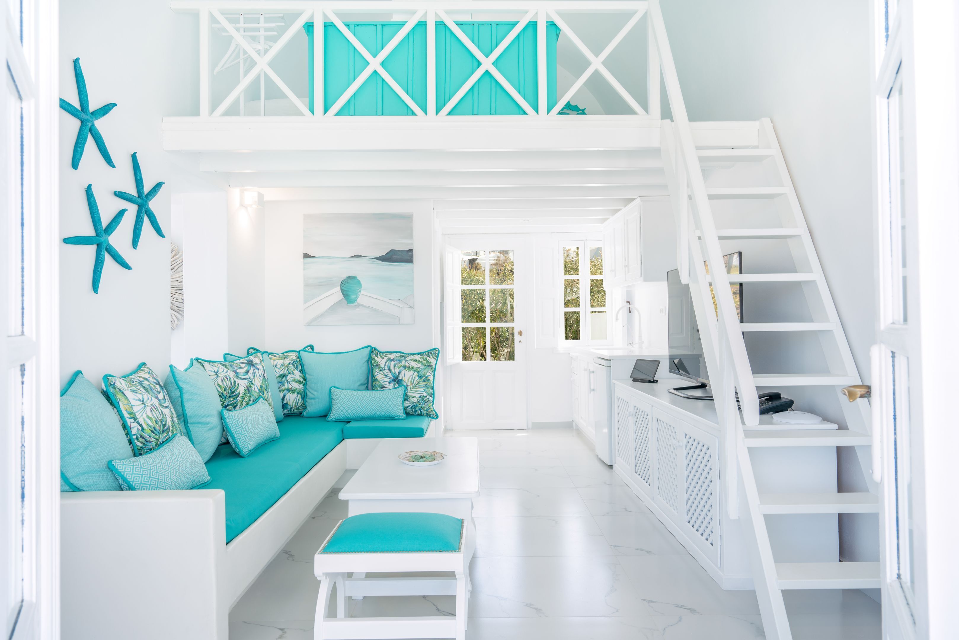 Smart TV, chimenea, reproductor de DVD, libros