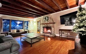 TV, fireplace, books, music library - Montauk Family Gem: HotTub, Pro Kitchen, Fireplace (Montauk)