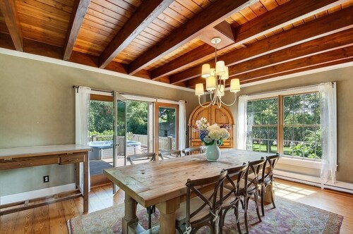 Montauk Family Gem: HotTub, Pro Kitchen, Fireplace