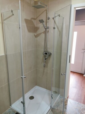 シャワー、トイレットペーパー