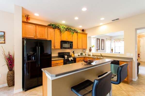 Refrigerador, microondas, horno y parrilla de estufa 