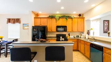 Lemari es, microwave, oven, dan kompor