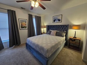 3 bedrooms, desk, free WiFi, bed sheets - Beautifully Furnished  Townhouse  on James Island, 3 minutes to Downtown. (Charleston)