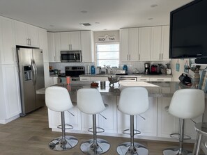 Private kitchen - Boater’s Dream in Key Largo, Canal-Front Dock & Ocean Access. Secluded Oasis (Key Largo)