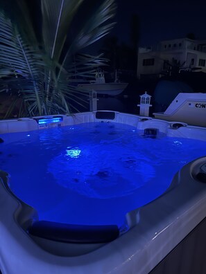 Outdoor spa tub - Boater’s Dream in Key Largo, Canal-Front Dock & Ocean Access. Secluded Oasis (Key Largo)