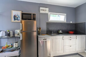 Fridge, microwave, dishwasher, coffee/tea maker - L'Eclose - Ty Gwen, gîte in Guilvinec (Guilvinec)
