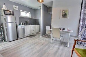 Fridge, microwave, dishwasher, coffee/tea maker - L'Eclose - Ty Gwen, gîte in Guilvinec (Guilvinec)