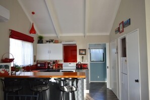 冷蔵庫、電子レンジ、オーブン、コンロ