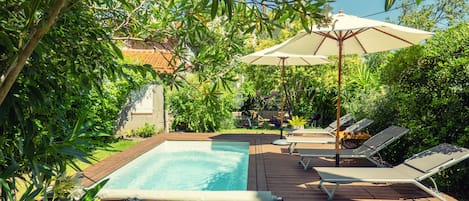 Una piscina al aire libre, una piscina climatizada