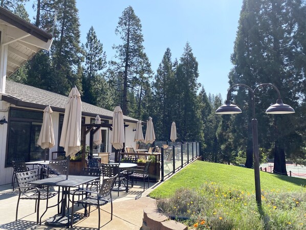 Outdoor dining - The Sweet Retreat - Blue Lake Springs (Arnold)