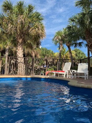 حمّام سباحة خارجي، حمّام سباحة مُدفَّأ