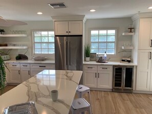 ثلاجة، ميكروويف، فرن، موقد طهي مسطح