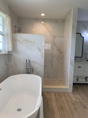 Combined shower/tub, jetted tub, hair dryer, towels