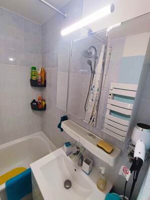 Bathtub, hair dryer, towels, soap - T2 ⭐⭐⭐ Swimming pool, Parking, WiFi, Netflix, Air conditioning, Terrace EXTRA view! (Sète)