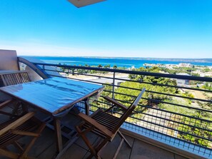 Outdoor dining - T2 ⭐⭐⭐ Swimming pool, Parking, WiFi, Netflix, Air conditioning, Terrace EXTRA view! (Sète)