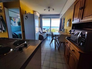 1 habitación, tabla de planchar con plancha, wifi gratis y ropa de cama 