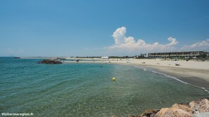 Plage, chaises longues, serviettes de plage