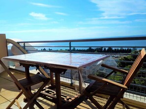 Outdoor dining - T2 ⭐⭐⭐ Swimming pool, Parking, WiFi, Netflix, Air conditioning, Terrace EXTRA view! (Sète)
