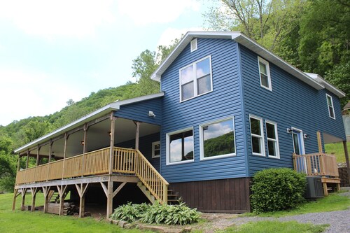 Stillwater on the New- Riverfront, New River Gorge - 5BR/2BA, Wi-Fi, Huge Porch