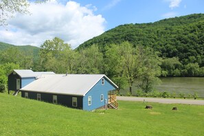 Exterior - Stillwater on the New- Riverfront, New River Gorge - 5BR/2BA, Wi-Fi, Huge Porch (Hinton)